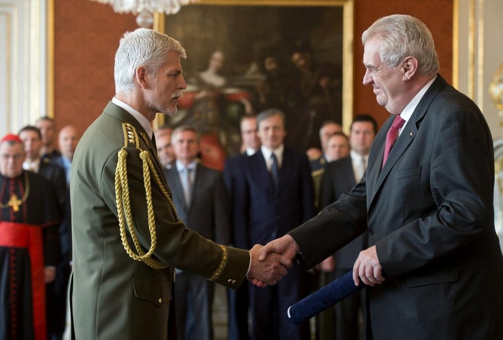 Miloš Zeman povýšil 8. května na Pražském hradě náčelníka generálního štábu, generálporučíka Petra Pavla, při příležitosti výročí konce druhé světové války na armádního generála.