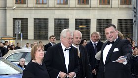 Při slavnostním zahájení 68. ročníku Pražského jara Ivaně ke štíhlosti černé šaty nepomohly.