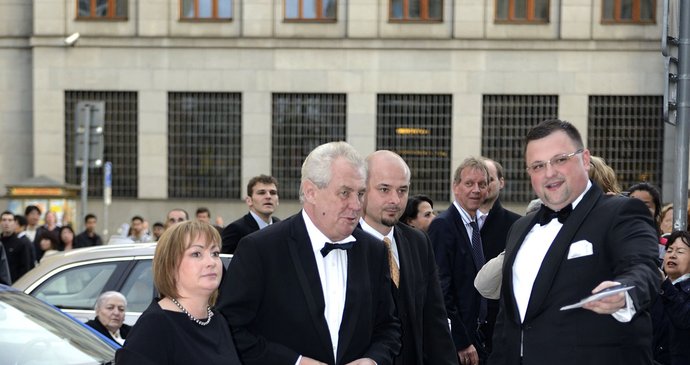 Tudy, pane prezidente. Miloš Zeman přichází v doprovodu první dámy Ivany Zemanové na slavnostní zahájení 68. ročníku Pražského jara