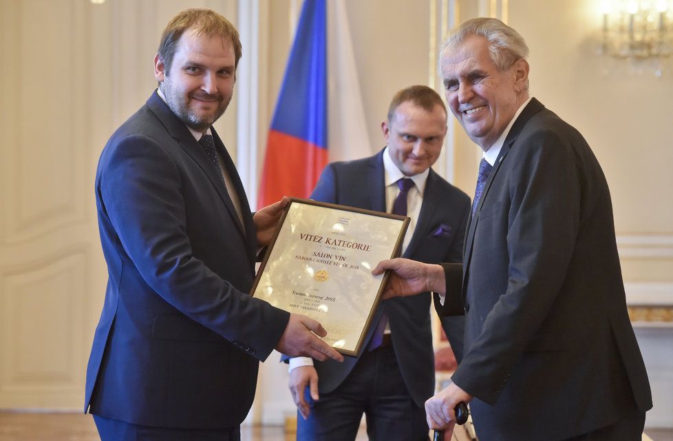 Miloš Zeman ocenil na Hradě vítěze soutěže Salon vín. Vlevo vinař Petr Ptáček (21. 3. 2018).