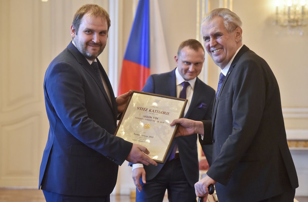 Miloš Zeman ocenil na Hradě vítěze soutěže Salon vín. Vlevo vinař Petr Ptáček (21.3.2018)