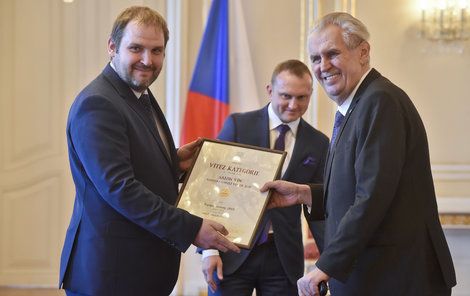 Miloš Zeman ocenil na Hradě vítěze soutěže Salon vín. Vlevo vinař Petr Ptáček (21.3.2018)