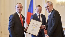 Miloš Zeman ocenil na Hradě vítěze soutěže Salon vín. Vlevo ředitel společnosti Bohemia Sekt Ondřej Beránek (21. 3. 2018).