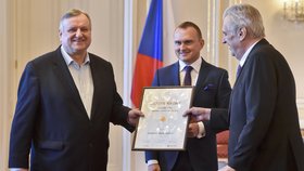 Miloš Zeman ocenil na Hradě vítěze soutěže Salon vín. Vlevo majitel Vinselektu Michlovský Miloš Michlovský (21. 3. 2018).