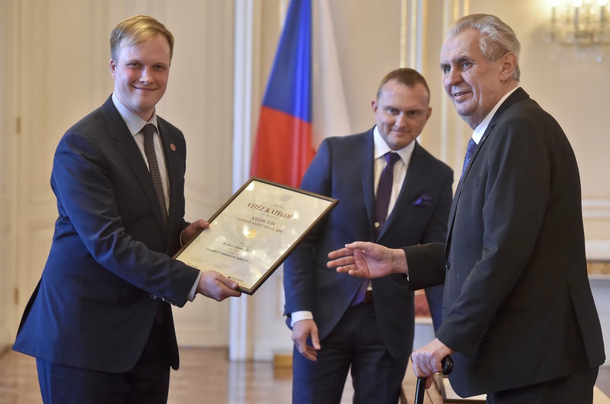 Miloš Zeman ocenil na Hradě vítěze soutěže Salon vín. Vlevo sklepmistr vinařství Mikrosvín Mikulov Zbyněk Žižka (21.3.2018)