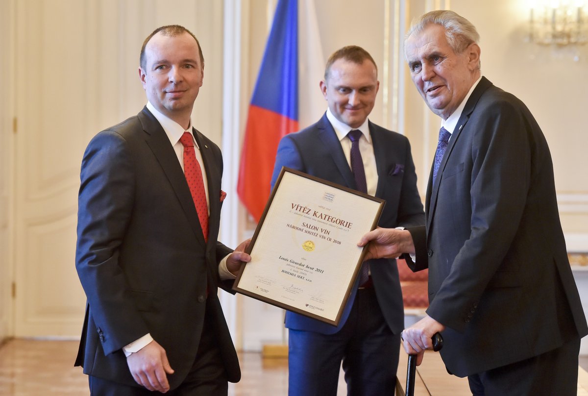 Miloš Zeman ocenil na Hradě vítěze soutěže Salon vín. Vlevo ředitel společnosti Bohemia Sekt Ondřej Beránek (21.3.2018)