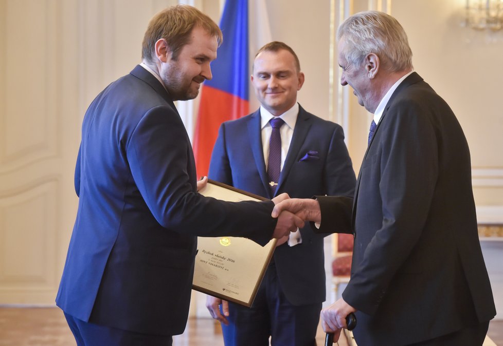 Miloš Zeman ocenil na Hradě vítěze soutěže Salon vín. Vlevo vinař Petr Ptáček (21. 3. 2018).