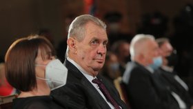 Předávání státních vyznamenání: Miloš Zeman s manželkou Ivanou (7.3.2022)