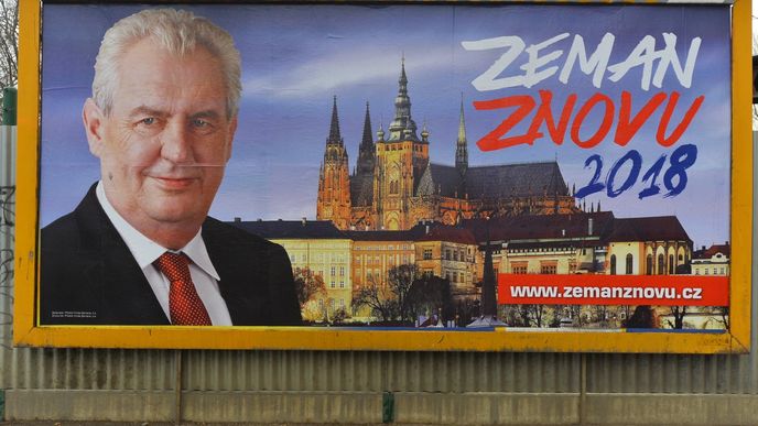Miloš Zeman tvrdí, že žádnou předvolební kampaň nevede. Po republice ale visí několik druhů bilboardů, které ho propagují. Je na nic i stejný oficiální portrét prezidetna
