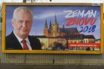 Miloš Zeman tvrdí, že žádnou předvolební kampaň nevede. Po republice ale visí několik druhů bilboardů, které ho propagují. Je na nic i stejný oficiální portrét prezidetna