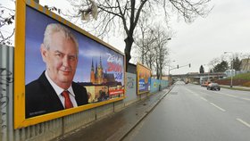 Miloš Zeman tvrdí, že žádnou předvolební kampaň nevede. Po republice ale visí několik druhů bilboardů, které ho propagují. Je na nich i stejný oficiální portrét prezidenta.