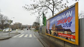 Miloš Zeman tvrdí, že žádnou předvolební kampaň nevede. Po republice ale visí několik druhů billboardů, které ho propagují. Je na nich i stejný oficiální portrét prezidenta.