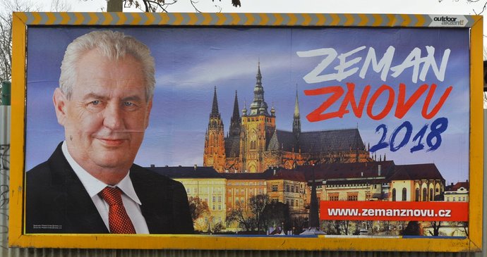 Miloš Zeman tvrdí, že žádnou předvolební kampaň nevede. Po republice ale visí několik druhů bilboardů, které ho propagují. Je na nich i stejný oficiální portrét prezidenta.