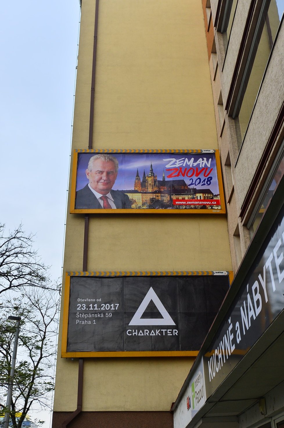 Miloš Zeman tvrdí, že žádnou předvolební kampaň nevede. Po republice ale visí několik druhů bilboardů, které ho propagují. Je na nich i stejný oficiální portrét prezidenta