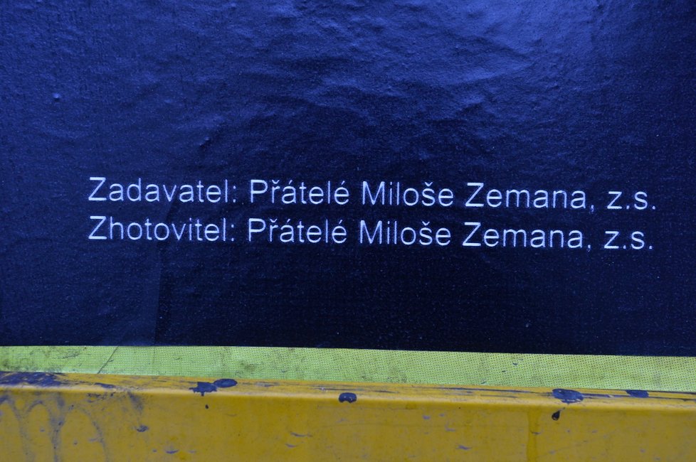 Miloš Zeman tvrdí, že žádnou předvolební kampaň nevede. Po republice ale visí několik druhů bilboardů, které ho propagují. Je na nic i stejný oficiální portrét prezidetna