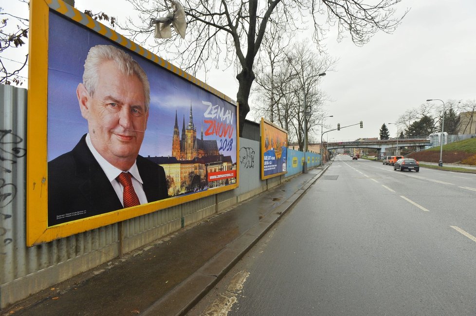 Miloš Zeman tvrdí, že žádnou předvolební kampaň nevede. Po republice ale visí několik druhů bilboardů, které ho propagují. Je na nich i stejný oficiální portrét prezidenta