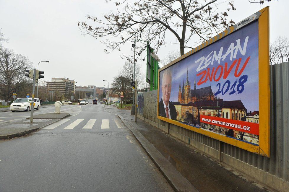 Miloš Zeman tvrdí, že žádnou předvolební kampaň nevede. Po republice ale visí několik druhů bilboardů, které ho propagují. Je na nich i stejný oficiální portrét prezidenta.