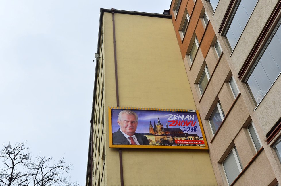 Miloš Zeman tvrdí, že žádnou předvolební kampaň nevede. Po republice ale visí několik druhů bilboardů, které ho propagují. Je na nic i stejný oficiální portrét prezidetna