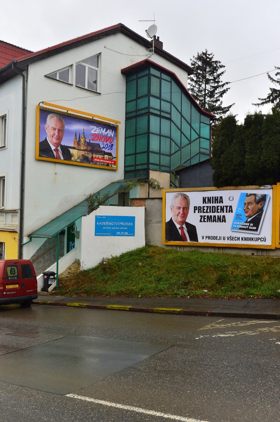 Miloš Zeman tvrdí, že žádnou předvolební kampaň nevede. Po republice ale visí několik druhů bilboardů, které ho propagují. Je na nich i stejný oficiální portrét prezidenta.