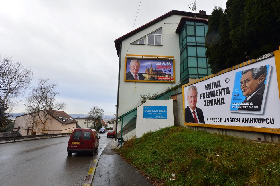 Miloš Zeman tvrdí, že žádnou předvolební kampaň nevede. Po republice ale visí několik druhů bilboardů, které ho propagují. Je na nic i stejný oficiální portrét prezidetna