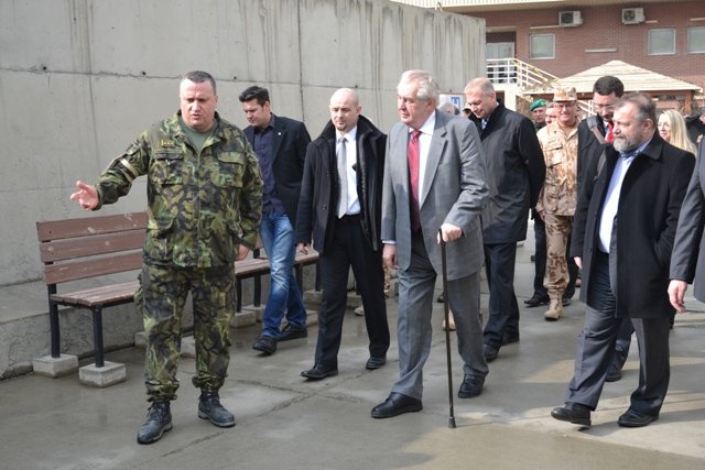 Prezident Miloš Zeman si v Afghánistánu prohlédl i polní nemocnici.