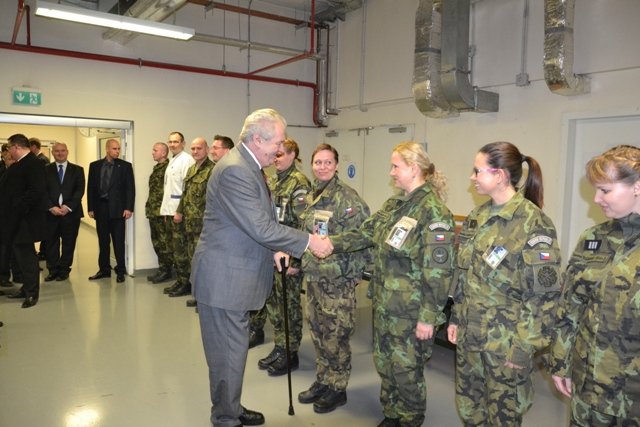 Miloš Zeman při setkání se zdravotníky v Afghánistánu, kam dorazil jako vůbec první český prezident