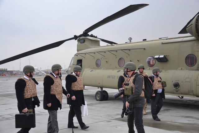 Delegace v čele s prezidentem Zemanem se na afghánskou základnu dostala americkými vrtulníky