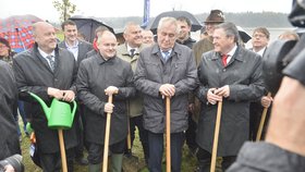 Miloš Zeman se spolu s hejtmany zúčastnil slavnostního sázení aleje, pojmenované po zavražděném studentovi ze Žďáru