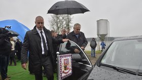 Miloš Zeman nastupuje do prezidentské limuzíny