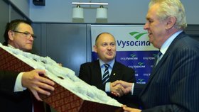 Od hejtmanů dostal Miloš Zeman k 70. narozeninám sadu skleněných pohárů s logy krajů