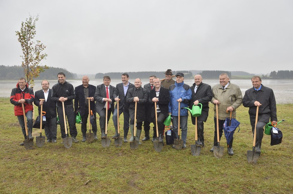 Spoelčné foto hejtmanů, kteří vyrazili na sázení stromků