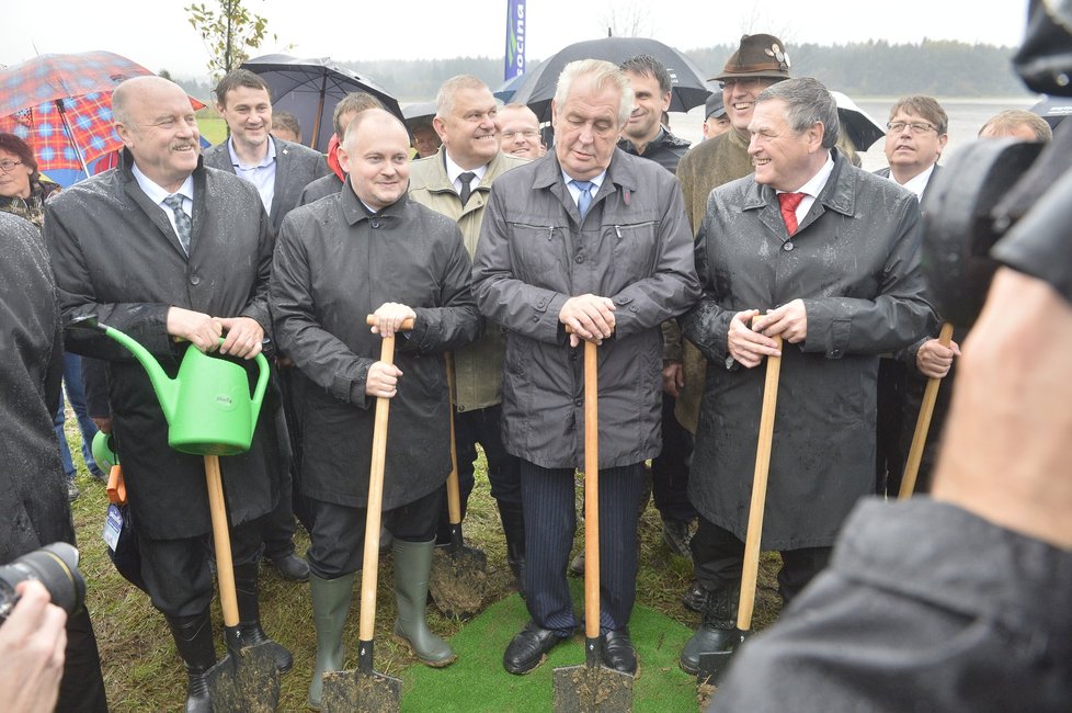 Miloš Zeman se spolu s hejtmany zúčastnil slavnostního sázení aleje, pojmenované po zavražděném studentovi ze Žďáru (17.10.2014)