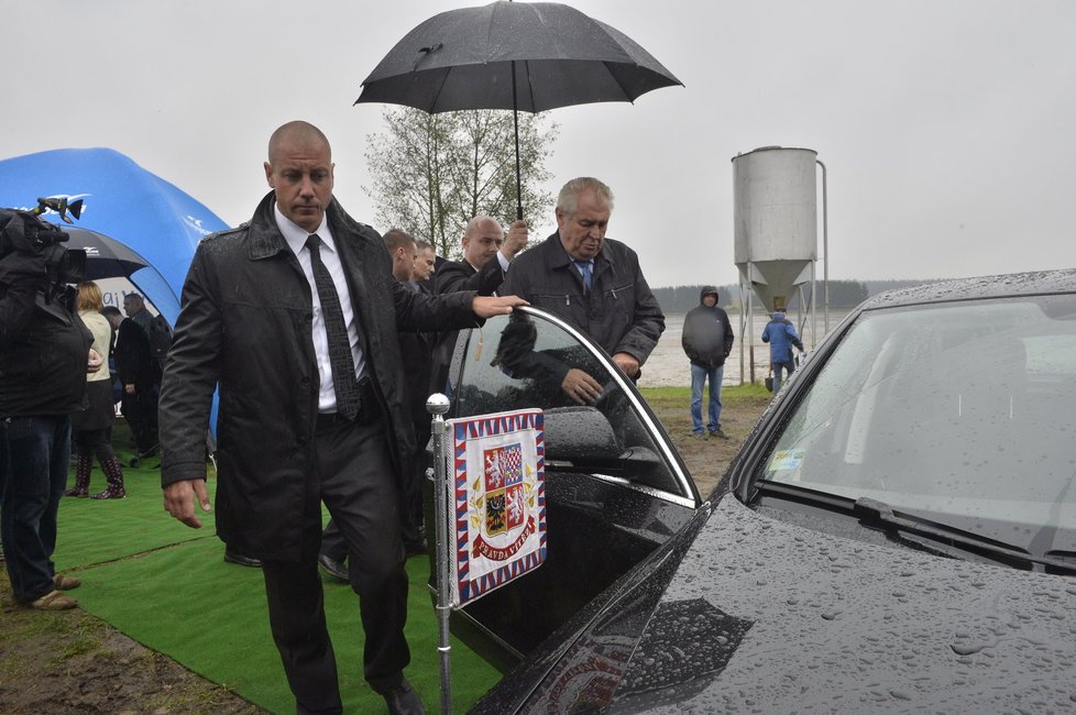 Miloš Zeman nastupuje do prezidentské limuzíny (17.10.2014)