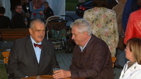 Karel Schwarzenberg a Miloš Zeman se v Lánech sešli u kelímku burčáku