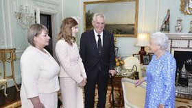 Návštěva u královny očima stylisty: První dáma s dcerou Kate dopadly dobře, ale prezident? 