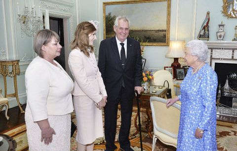 Návštěva u královny očima stylisty: První dáma s dcerou Kate dopadly dobře, ale prezident? 