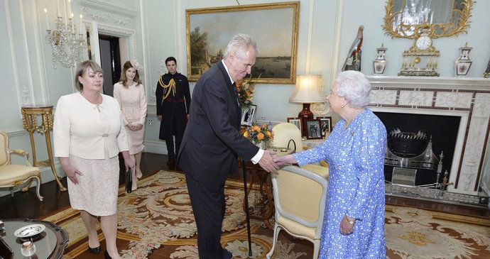 Zemanova rodina na audienci u královny