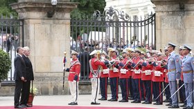 Slovenského prezidenta přivítali na Pražském hradě s vojenskými poctami