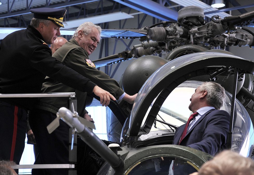 Miloš Zeman na letecké základně v Náměšti. V kokpitu vrtulníku kancléř Mynář