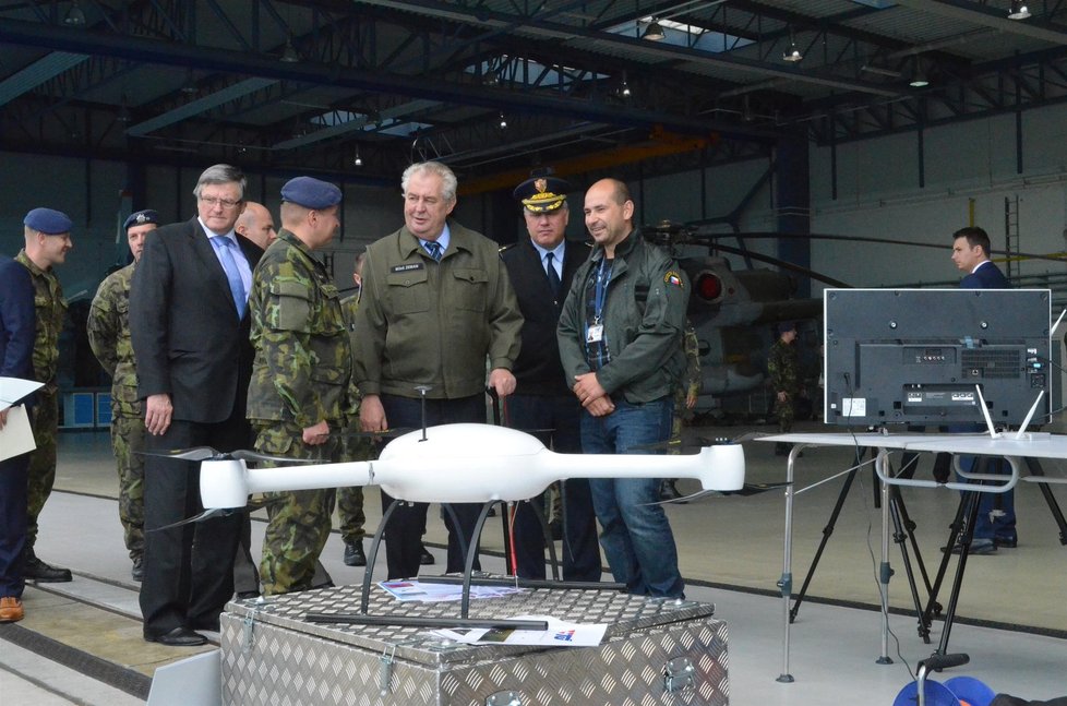 Miloš Zeman na vojenské základně v Náměšti: Prezident si prohlédl i drony.