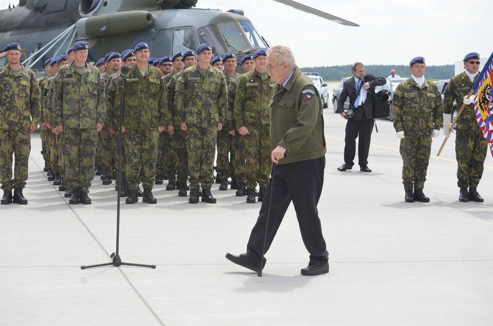 Návštěva Miloše Zemana na vrtulníkové základně v Náměšti nad Oslavou