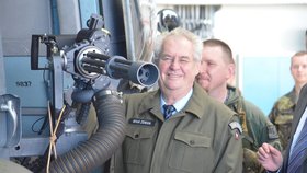 Miloš Zeman na vojenské základně v Náměšti