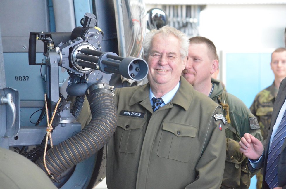 Miloš Zeman na vojenské základně v Náměšti