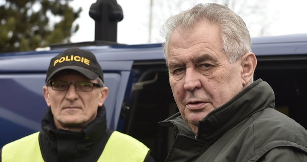 Češi v zálohách i povinně reflexní chodci: Zeman stvrdil 6 nových zákonů