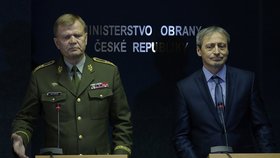 Ministr obrany Martin Stropnický a náčelník generálního štábu Josef Bečvář