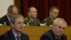 Prezident Miloš Zeman a ministr obrany Martin Stropnický na velitelském shromáždění Armády ČR