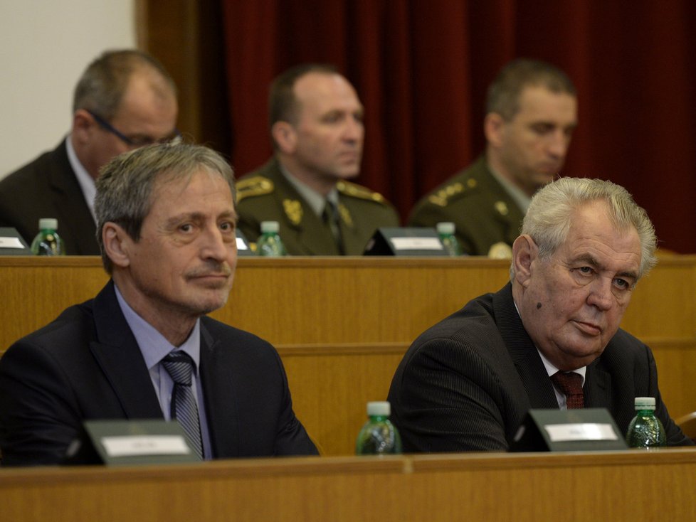 Prezident Miloš Zeman a ministr obrany Martin Stropnický na velitelském shromáždění Armády ČR