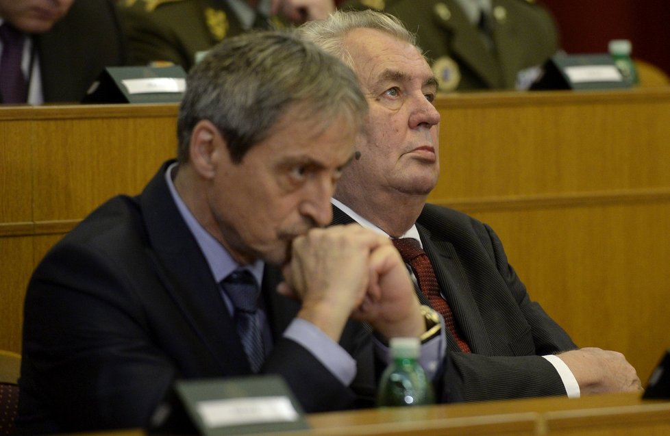 Prezident Zeman s ministrem obrany Stropnickým na velitelském shromáždění Armády ČR