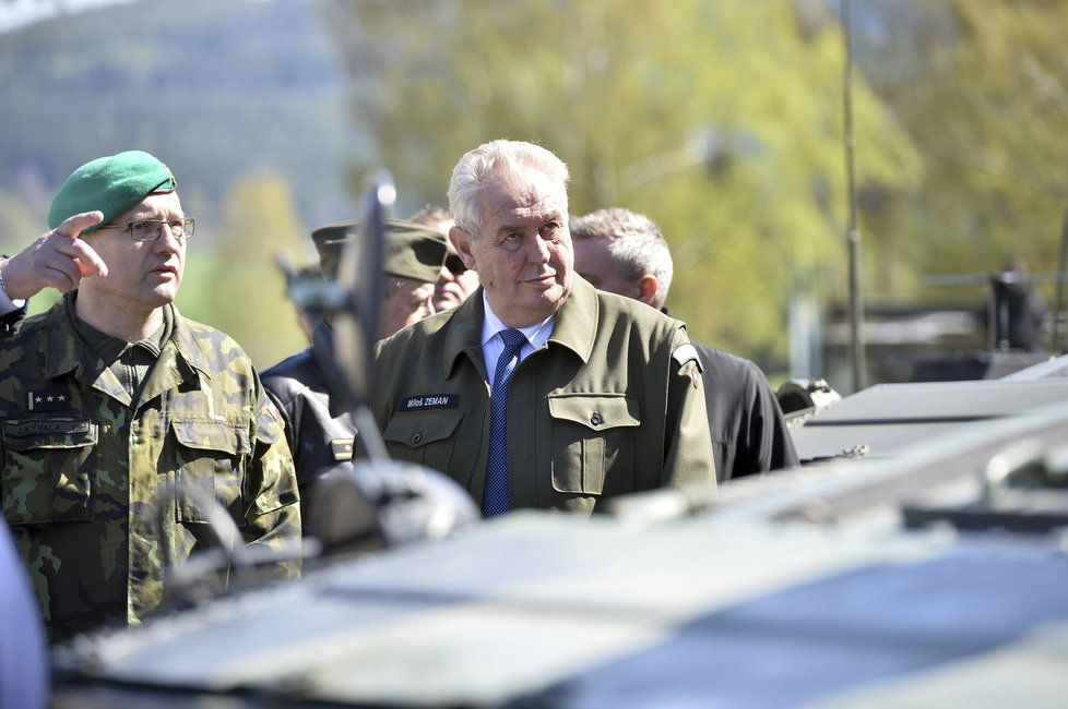 Prezident Zeman při návštěvě 13. dělostřeleckého pluku v Jincích na Příbramsku