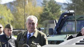Prezident Zeman při návštěvě 13. dělostřeleckého pluku v Jincích na Příbramsku